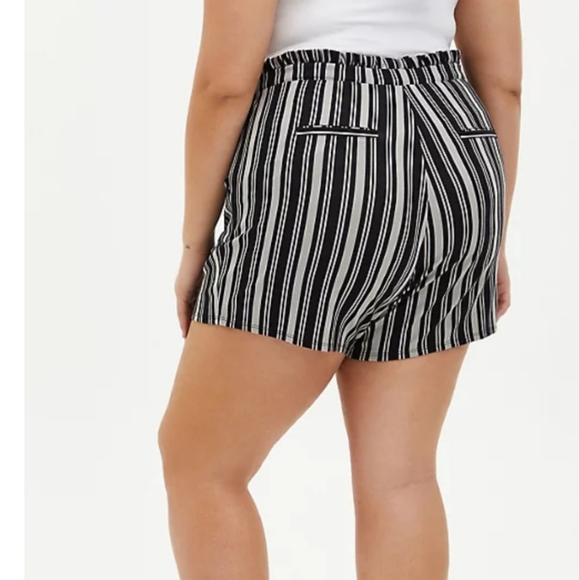 Torrid Paperbag Ponte Tan & Black Stripe Shorts Women's Plus Size 1 1X or 14/16 - Picture 4 of 10